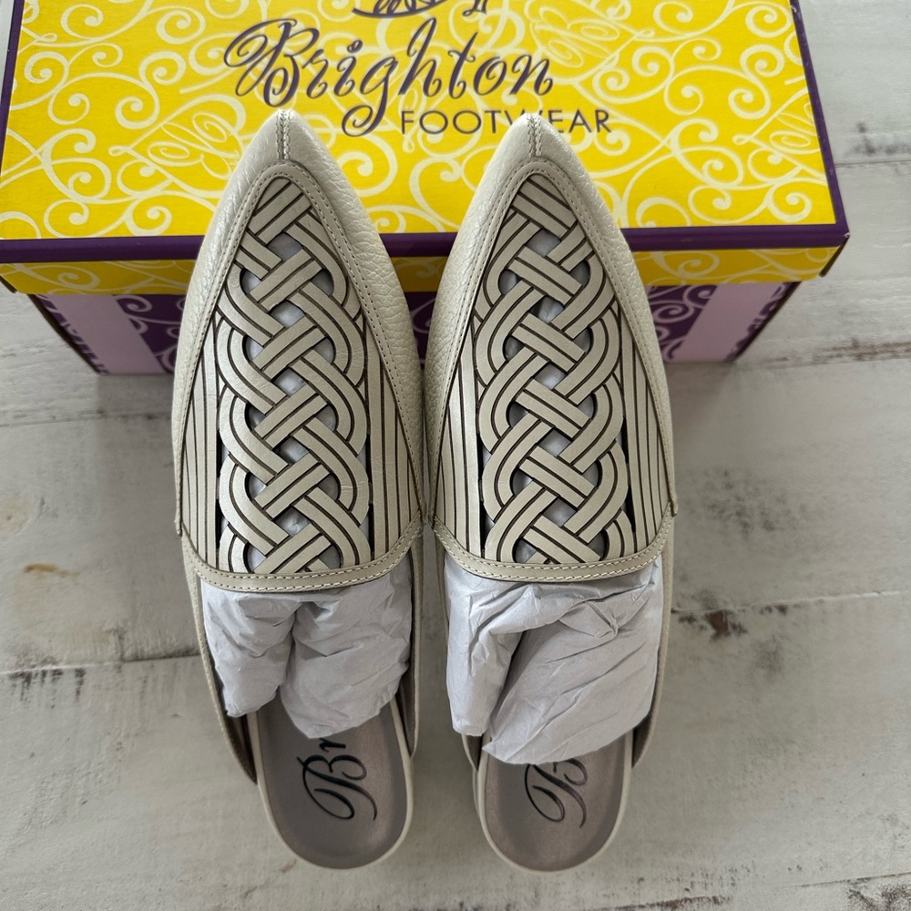 Brighton Women's Black and Cream Woven Loafers